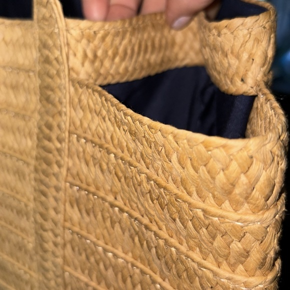 Draper James by Reese Witherspoon Everyday Straw Shoulder Bag W/ Navy - Picture 4 of 11